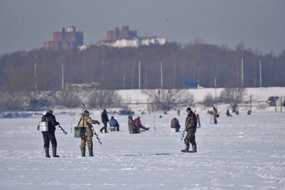    Рыбаки в Ростове Великом пытаются остановить снос гаражей у озера Неро