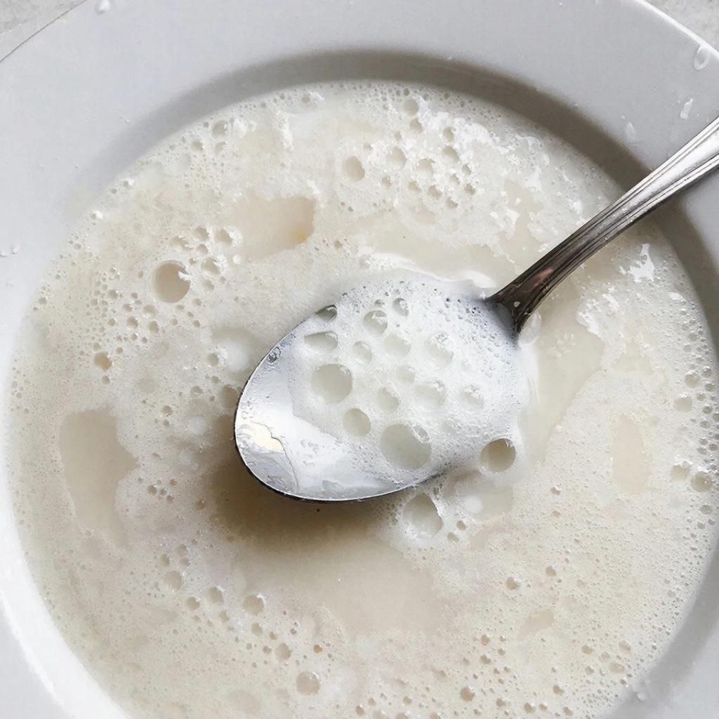 Не осилил ИИ загустевшую пенку. Да и в тарелке не суп молочный. Но все же... пенка