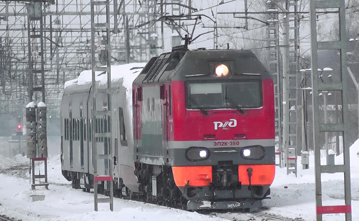 Электровоз ЭП2К-350 с перегоняемыми новыми головными вагонами электропоезда ЭГЭ2Тв "Иволга 4.0".