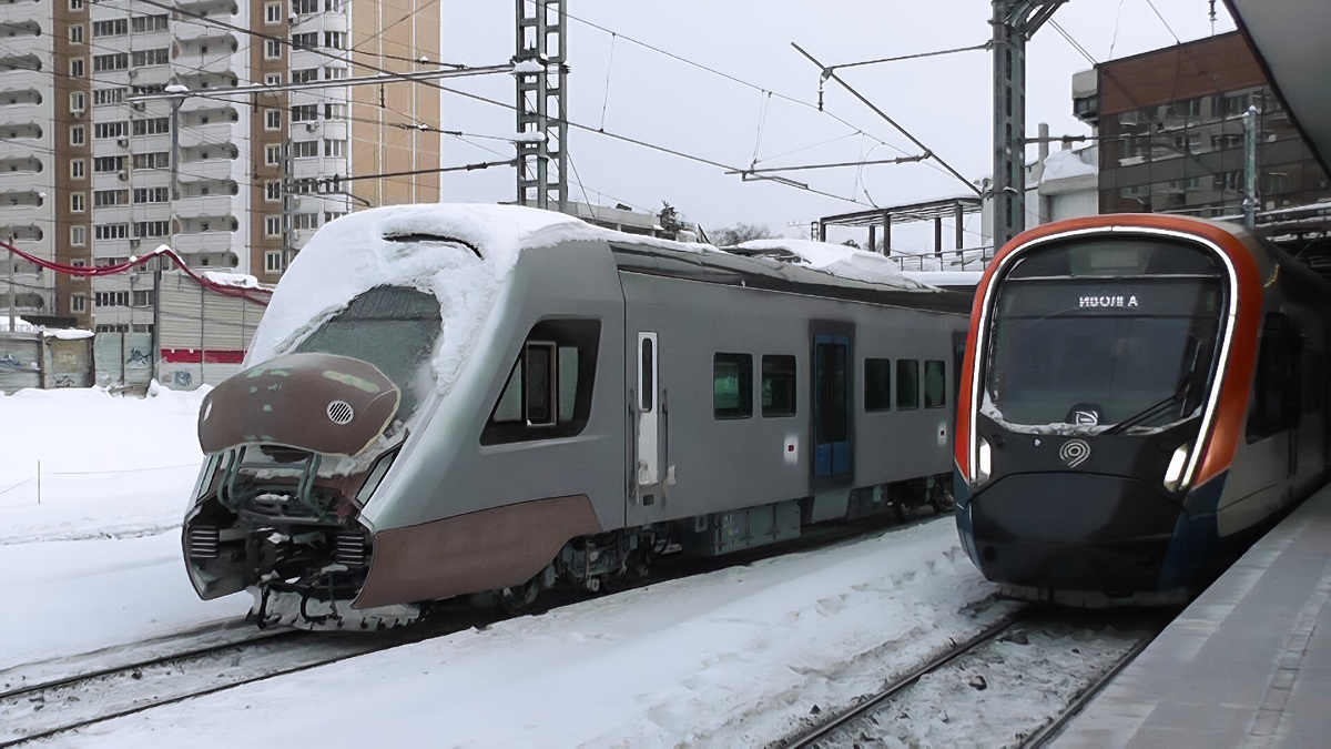 Слева - новый, неокрашенный головной вагон Иволги, справа - его действующий собрат) 