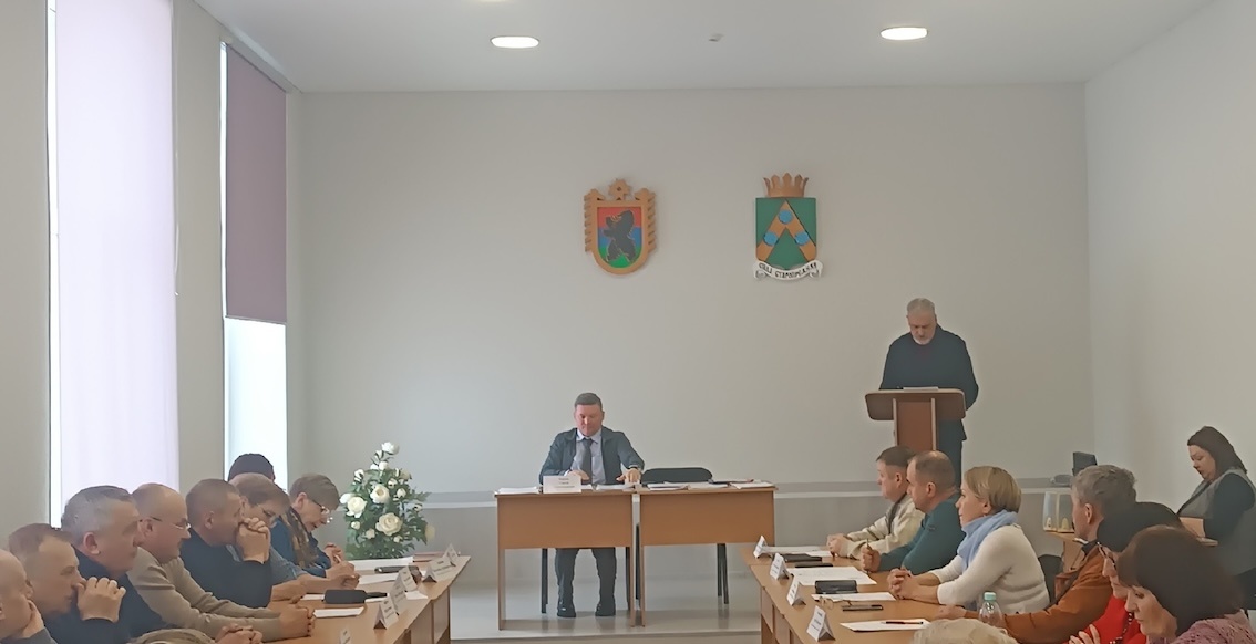 Министр национальной и региональной политик Карелии Сергей Киселёв за трибуной. Депутатов он не убедил. 
