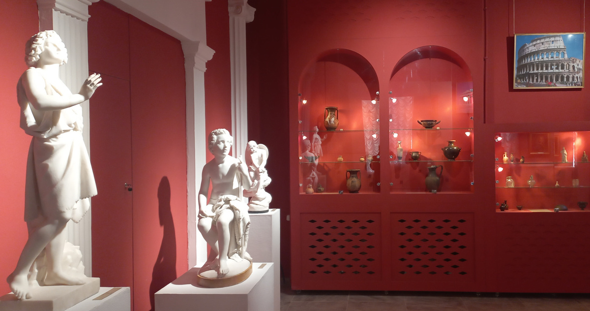 Зал «Античное прикладное искусству Греции и Рима». Донецкий художественный музей. Январь 2026 г.