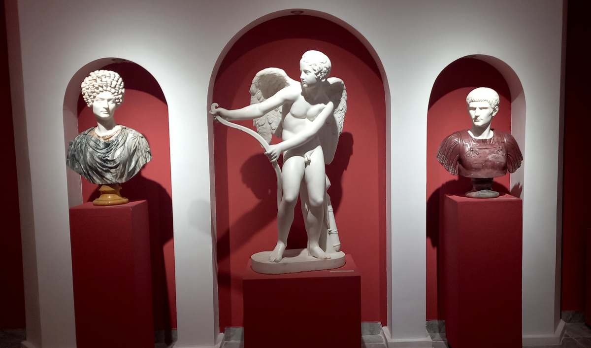 Зал «Античное прикладное искусству Греции и Рима». Донецкий художественный музей. Январь 2026 г.