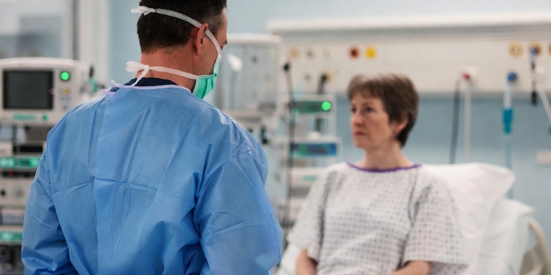 ХИРУРГ ОТКАЗАЛСЯ ДЕЛАТЬ ОПЕРАЦИЮ, когда узнал, что пациентка участвовала в тестировании вакцины.Он знал, что будет дальше.