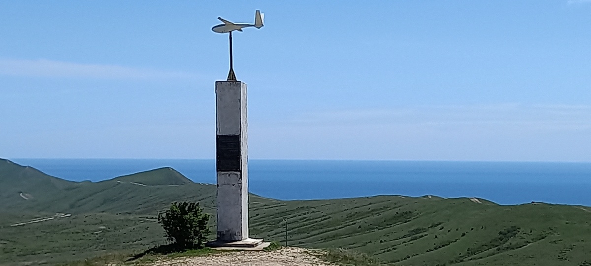 Памятник планеру на горе Узун-Сырт