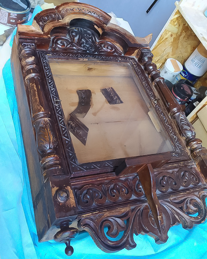 "Темный лак снять, декор вернуть на место" - таким был запрос