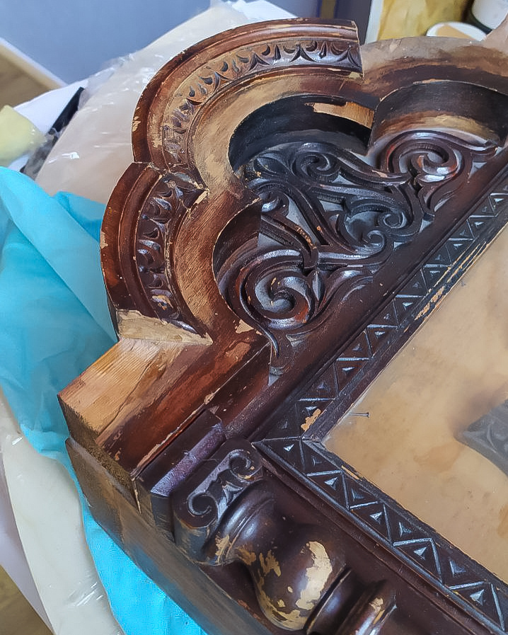 Фрагмент, видны утраты шпона