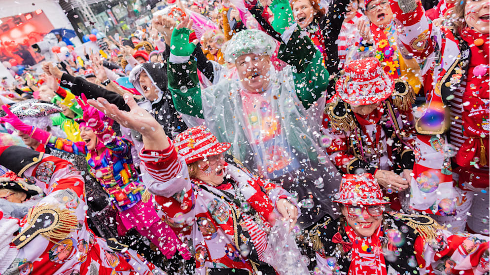 На Кёльнском рынке Хоймаркт гуляющие празднуют начало карнавального сезона.