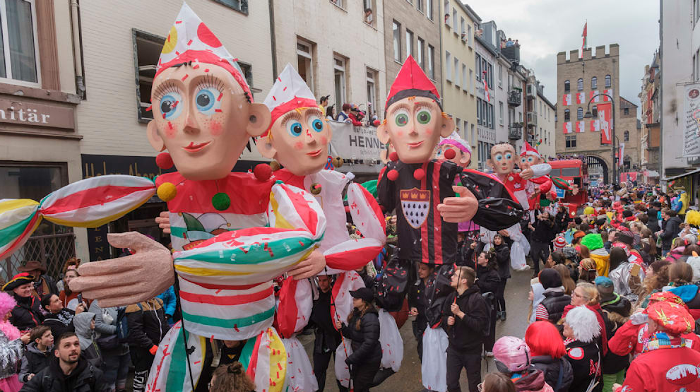 Парад «Розовый понедельник» с гигантскими фигурами на улице Северинштрассе в Кёльне.