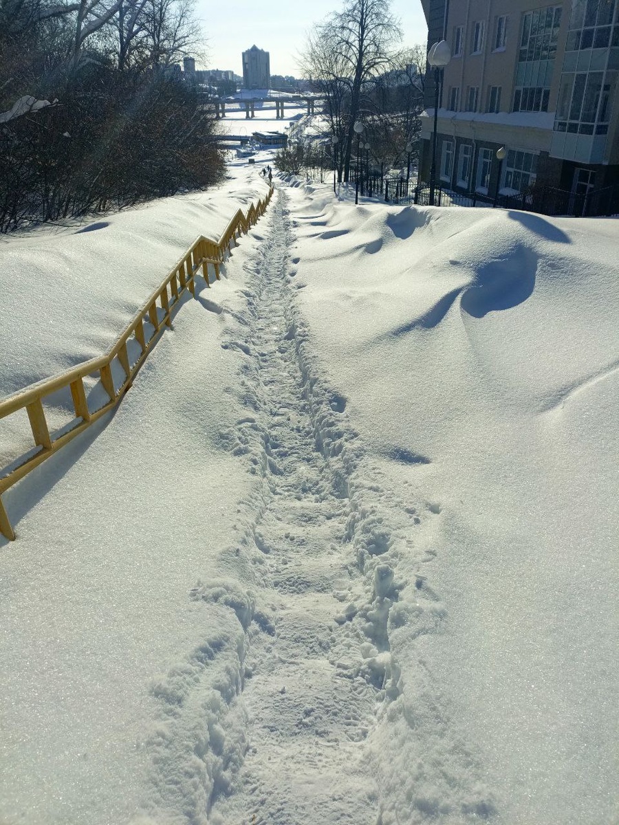 В субботу здесь была лестница. А в понедельник вот это ☝
