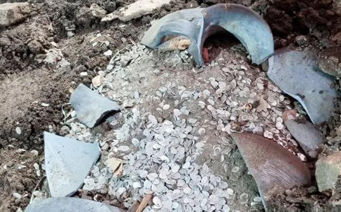 В Москве нашли клад с 20 тысячами серебряных монет XVI-XVII веков. Обложка © Max / Ольга Любимова