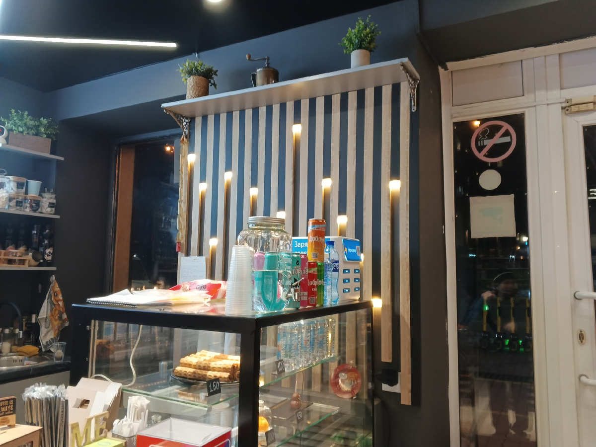 Кофейная часть магазинчика. Фото Галины Малышевой.