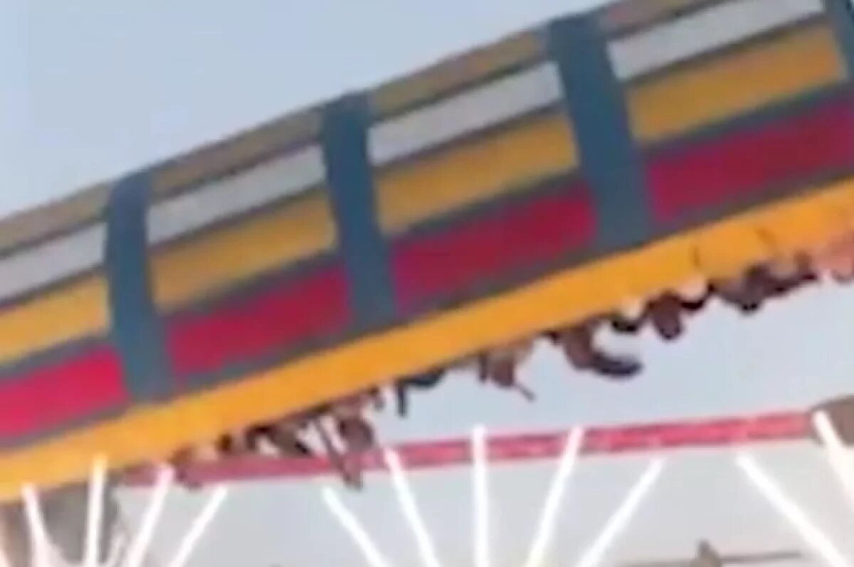    Появились кадры обрушения аттракциона с людьми в Индии