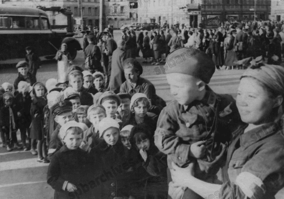 Эвакуация детей из Ленинграда в первые дни войны, фото из архива c сайта spbarсhives.ru