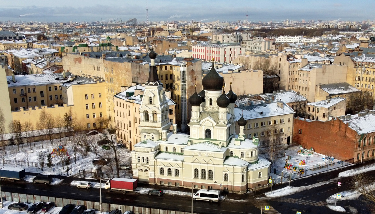 Расположена в историческом районе Пески