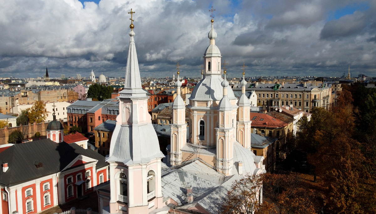 Собор Андрея Первозванного. Церковь Трёх Святителей слева.