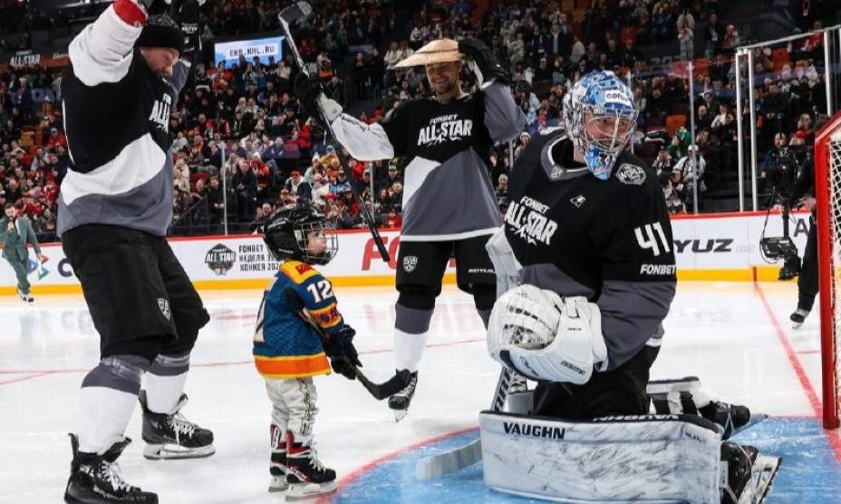    На Матче всех звезд 2026 хоккеисты просто доверяли буллит своим детям. Фото: Соцсети КХЛ