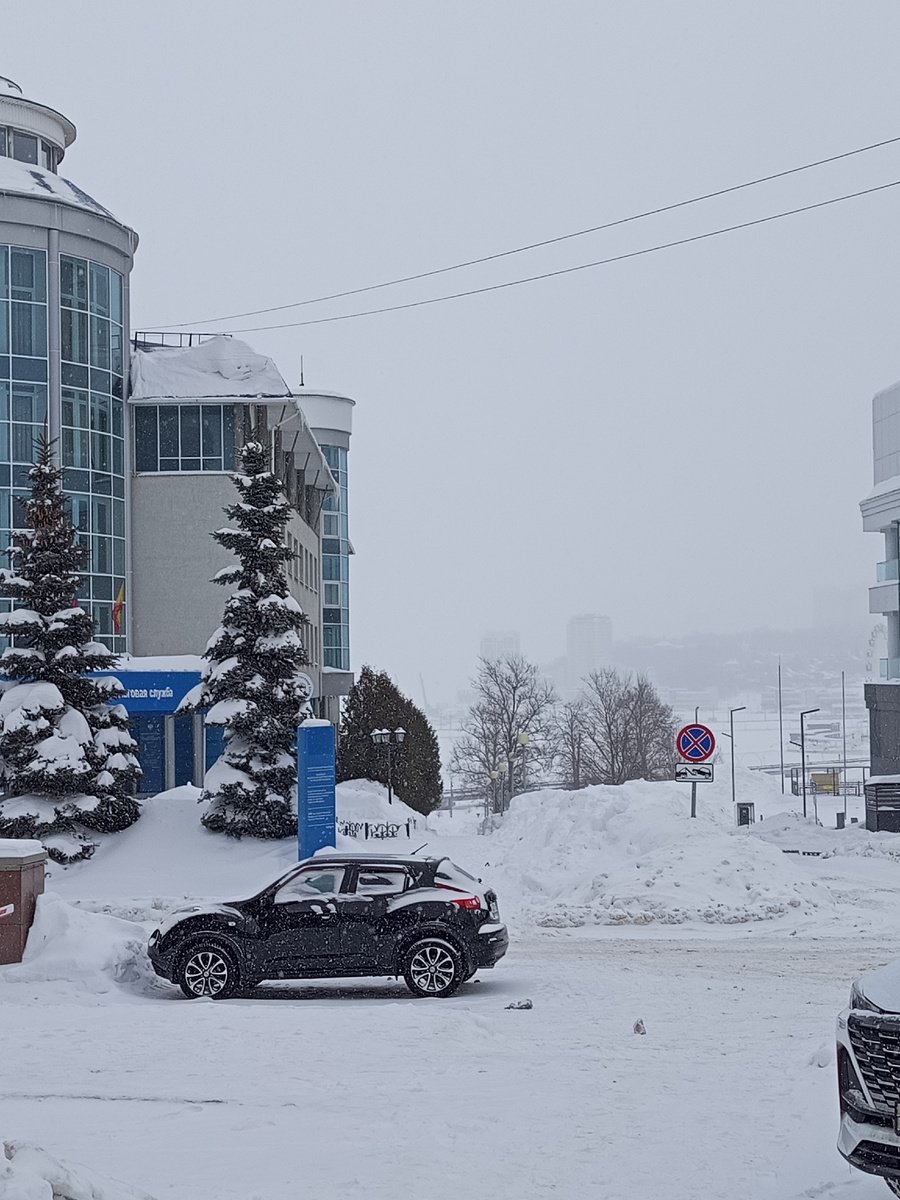 Мелкий снег валит