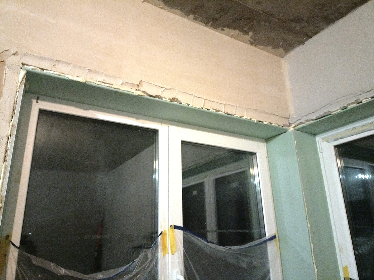 Верх откоса ГКЛВ фиксация на пену монтажную, стена оштукатурена гипсовой смесью типа "Ротбанд", оставлено место для установки штукатурного уголка. Вертикальных два откоса приходят друг к другу, после будет произведена установка перфорированного уголка.