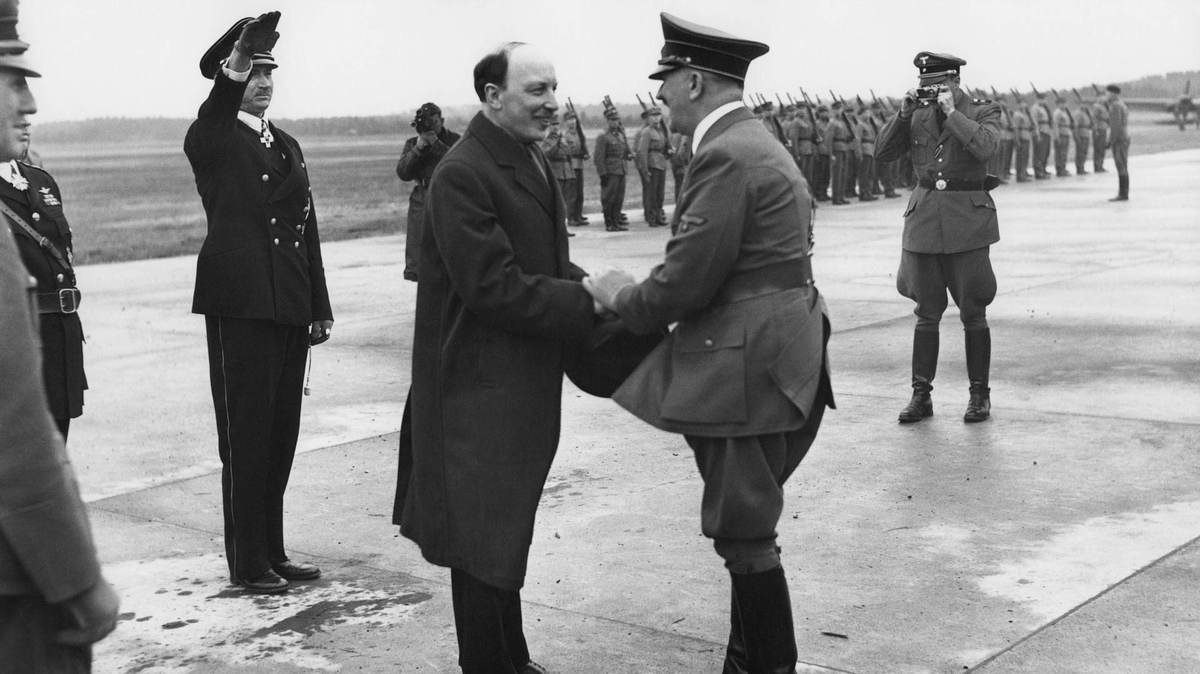 Президент Финляндии Рюти приветствует Гитлера.