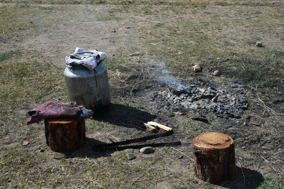 Только что извлекли с углей наш обед