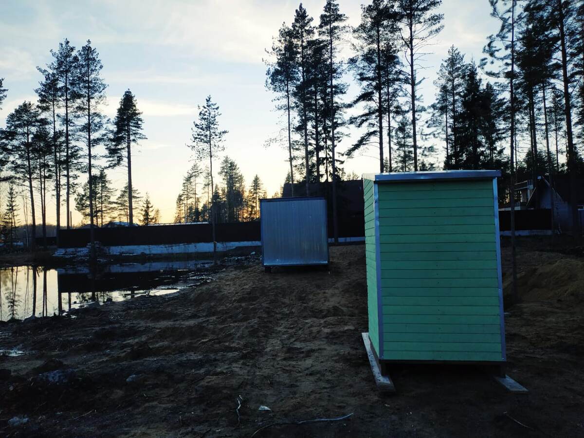 Бытовка: начало. Лужу слева через несколько лет засыплют песком хозяева соседнего участка.  