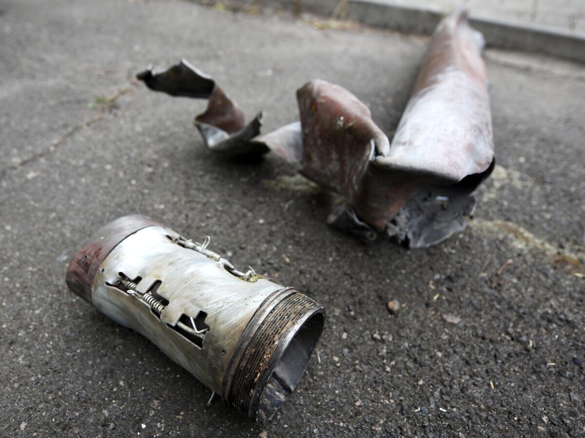    Фрагмент разорвавшегося снаряда на месте обстрела со стороны ВСУ Киевского района Донецка | © РИА Новости / Таисия Воронцова