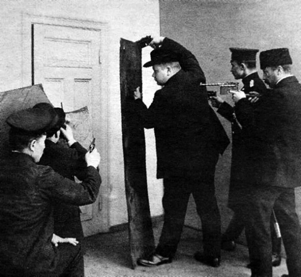 Иллюстрация из социальных сетей, сотрудники Депаратамента полиции, приготовившихся к штурму помещения, предположительно фото начала XX века, подлинность не установлена