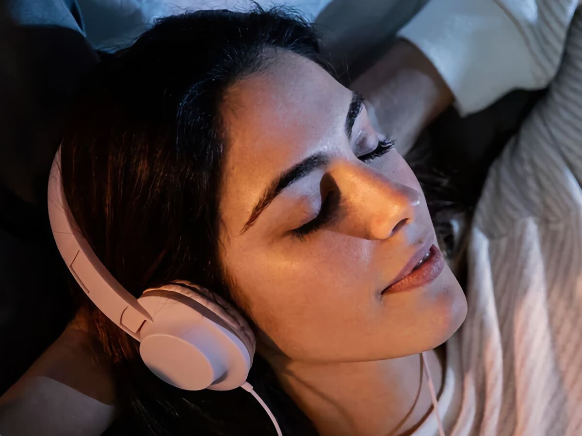    Учёные сравнили влияние розового шума и берушей на качество сна