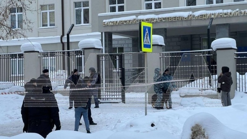    15-летний подросток в Уфе напал на студентов, ранил полицейских, а потом попытался покончить с собой