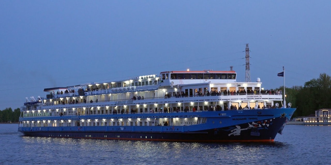 Теплоход «Маленький принц» начинает круиз в весенних сумерках