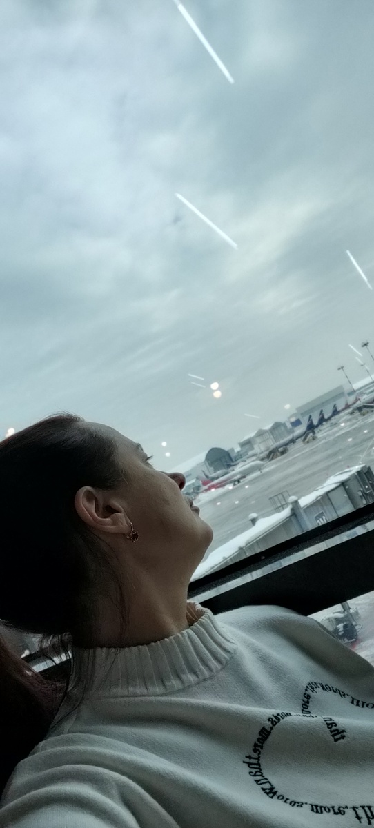 Сегодня с подругами летим в небольшое путешествие в Узбекистан.Очень интересно познакомиться с этой страной. Будем в Ташкенте и в Самарканде.Сейчас в аэропорту проводим время. Как бывает часто - задержали рейс. Зима, снежок небольшой...Вот я и размышляю... Исследую себя, что я чувствую. И меня вдруг осенило, что я переполняюсь какой-то энергией. И мне кажется, что  раньше я не чувствовала такую энергию... Энергию этого места, энергию самолётов, энергию неба... И много людской энергии! И она видимо в основном у всех положительная. Поскольку все куда-то летят и в предвкушении своих путешествий. И излучают положительную энергию...Я прямо это чувствую и меня это очень радует.  Интересно, что раньше я очень боялась летать и для меня каждый полёт куда-то, на отдых или по работе, сопровождался страхами, переживаниями. Я себя с трудом настраивала на позитивный лад. Старалась думать о том, что скоро я вернусь домой. Говорила себе , что на всё воля божья, чему быть того не миновать и все в таком духе. Но всё ровно в такой трясучке всегда путешествовала...А сейчас всё в моей жизни поменялось. И поменялась моё отношение ко всему, что происходит. И вот второй раз за  эти полгода я лечу. И совершенно по-другому себя ощущаю. В прошлый раз я поняла, что у меня нет страха совершенно, есть чувство покоя. А в этот раз я ощутила, как я наполняюсь. Вот такие трансформации происходят.