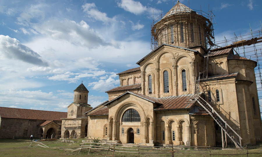 Вы еще не бывали в такой Грузии : Места силы и легенд и нетронутой красоты. Гелатский и Моцаметский монастыри