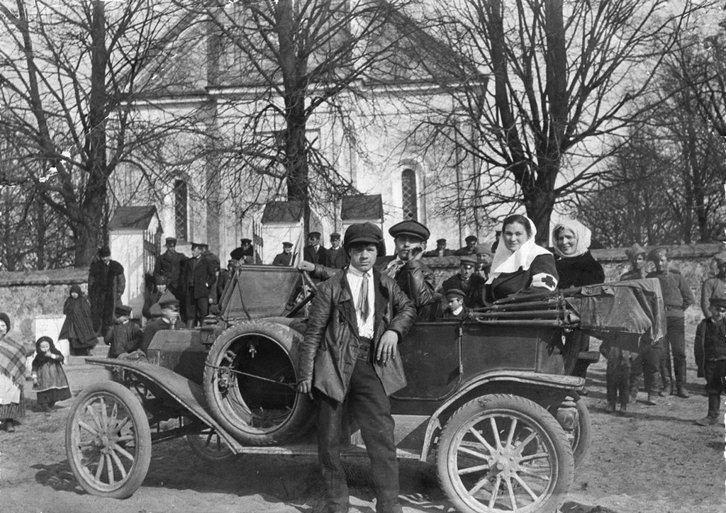 Несмотря на запыленность, этот Ford Model T с кузовом «туринг» не выглядит черным. До 1913 года модель вообще не окрашивали в черный! Избалованная русская знать Ford T недолюбливала, распуская слухи о его ненадежности. Хотя, при должном уходе, такие машины служили верой и правдой и царю, и белым, и красным. Чапаев разъезжал на «фордике» с пулеметом