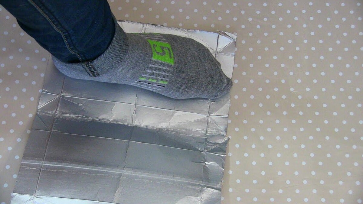 Поставьте ногу на фольгу и обведите ее. / Фото: cpykami.ru