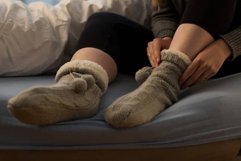 Мы привыкли спасаться теплыми носками. / Фото: yahoo.com