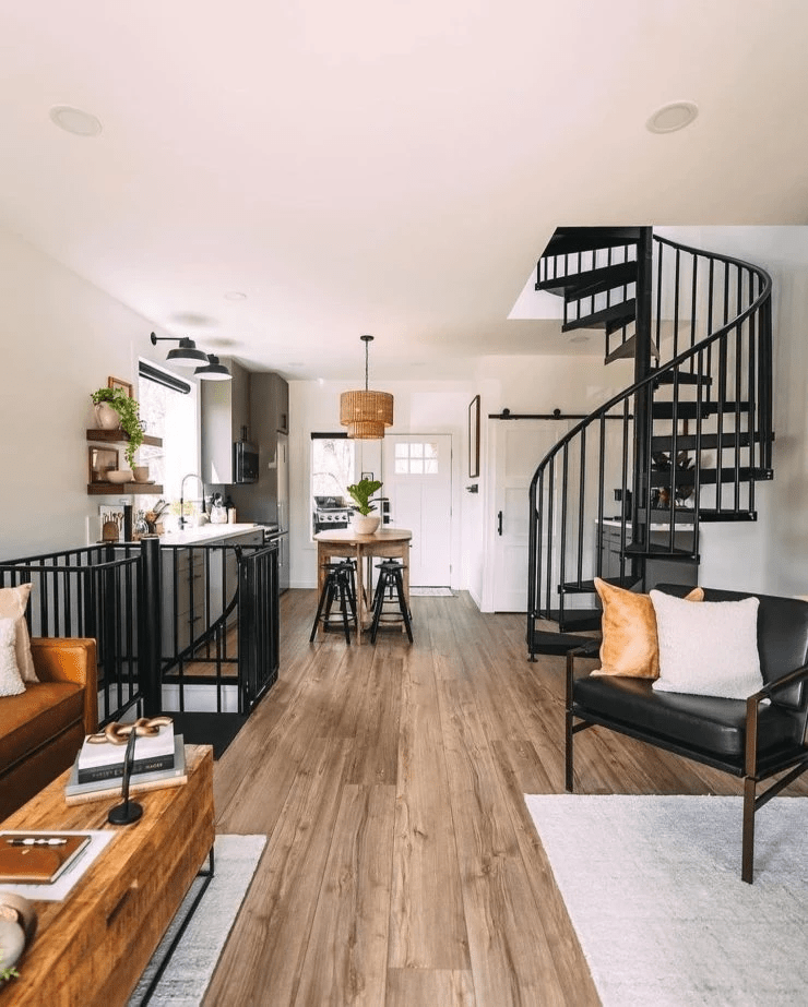 Изящная винтовая лестница стала украшением интерьера. | Фото: lifetinyhouse.com.