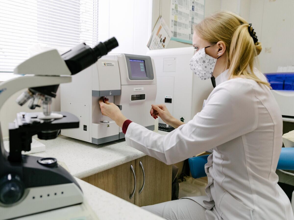    Сотрудница ветеринарного центра за работой в лаборатории | © РИА Новости / Варвара Гертье