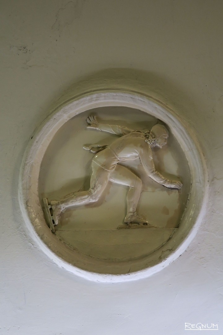    Дмитрий Чечулин. Барельеф «Конькобежный спорт», вестибюль станции метро «Динамо» / Источник: Николай Иванов © ИА REGNUM