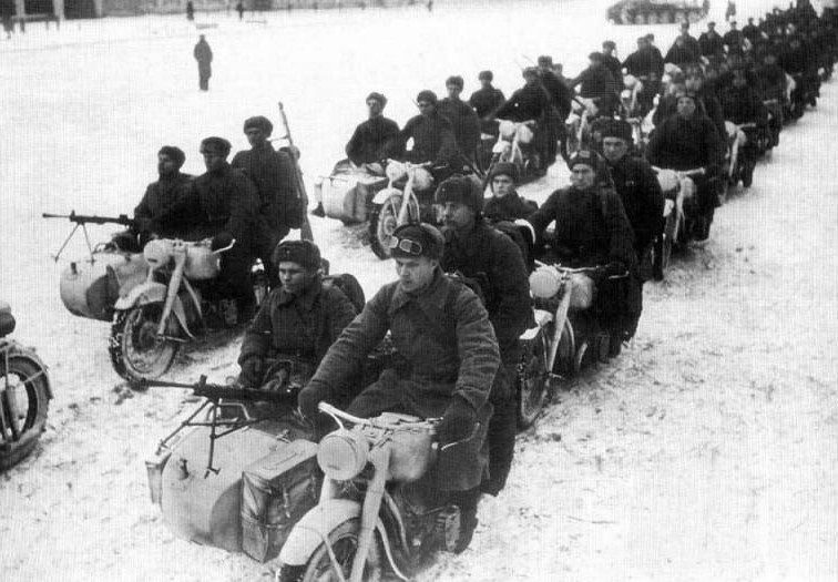 Колонна советских мотоциклистов под Москвой. Зима 1941-1942 гг.