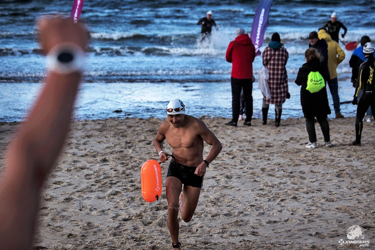 Териберка, заплыв на 1 км. Температура воды где-то 12 градусов. Пожалуй 10-14 градусов пожалуй самый коварный диапазон. Были времена когда X-Waters попытался в холодовое плавание. Вышло у них бестолково, консультанта они себе нашли бестолкового, и на следующий год начинающего, с моей точки зрения, моржа заморозили и утопили насмерть (неумышленно, но то что он скорее всего не доплывёт и ему нужно персональное сопровождение, было очевидно задолго до старта), но за год до трагедии всё было безоблачно и эта фотография одна из тех, что тогда вселяла Надежду. 