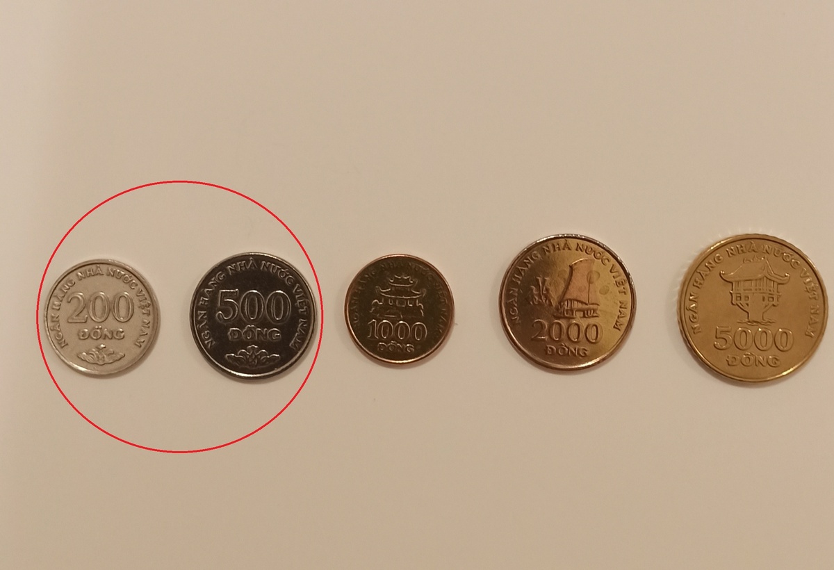 Монеты 200 и 500 вьетнамских донгов 2003 г. - это две из пяти монет полного набора.