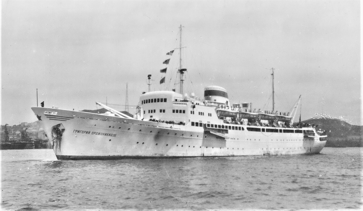 1. Пассажирский теплоход "Григорий Орджоникидзе" на фоне города Владивосток