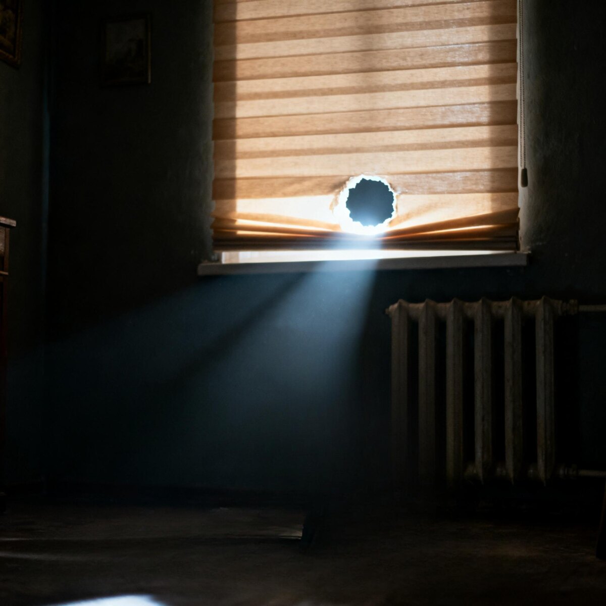 свет, окно, лучи солнца, солнце в окно, утро, полумрак, мрачно, тьма, 