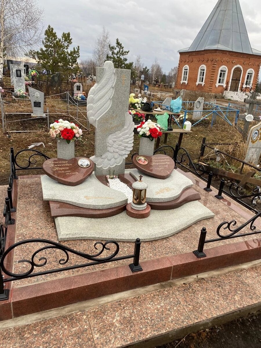 Пример гранитной стелы с разными видами обработкт, а значит и уходом 