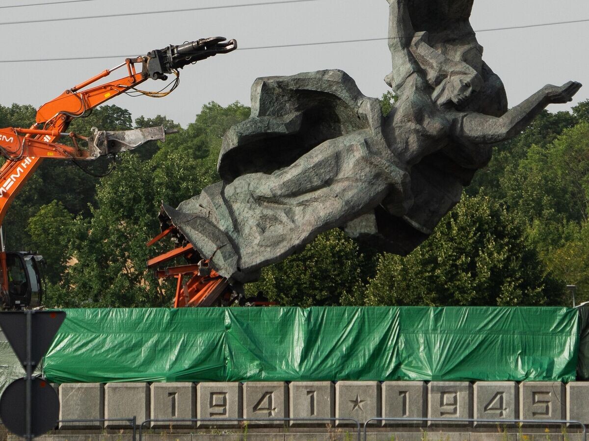    Снос памятника Освободителям Риги | © РИА Новости / Стрингер