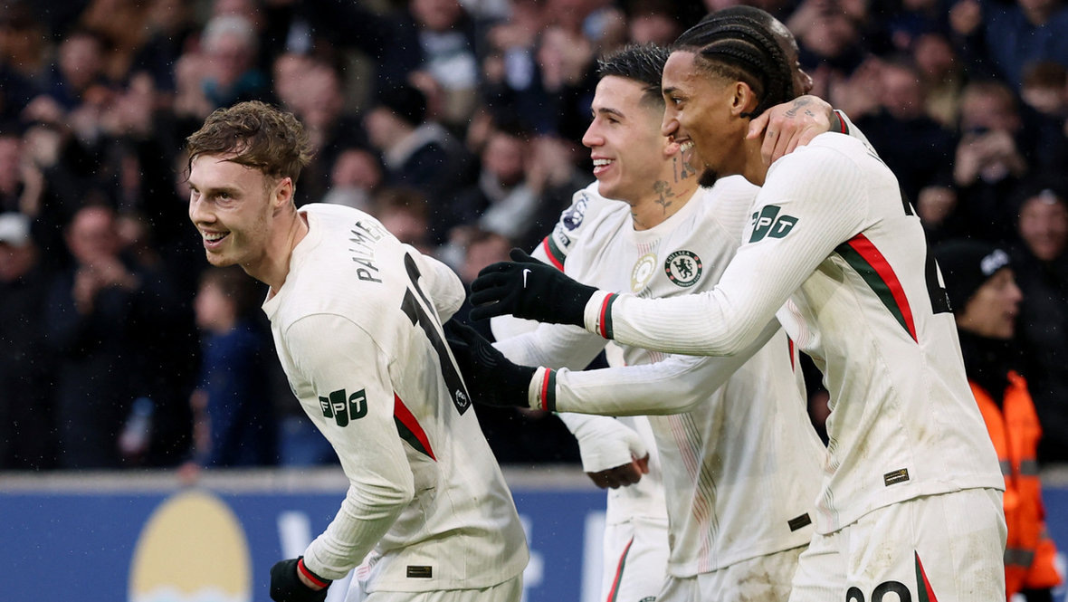    Полузащитник «Челси» Коул Палмер (слева) празднует хет-трик в ворота «Вулверхэмптона». Reuters