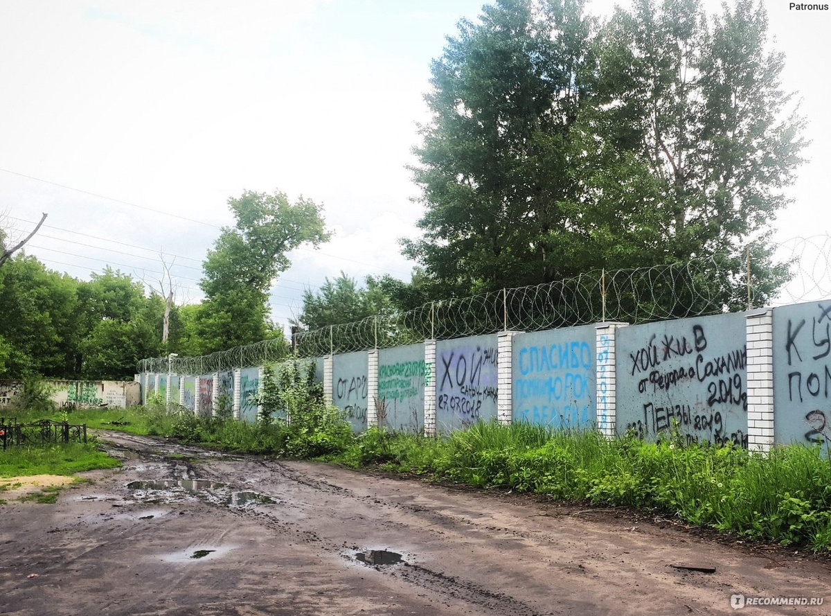 На Левобережном кладбище похоронен Юрий Клинских (Хой)