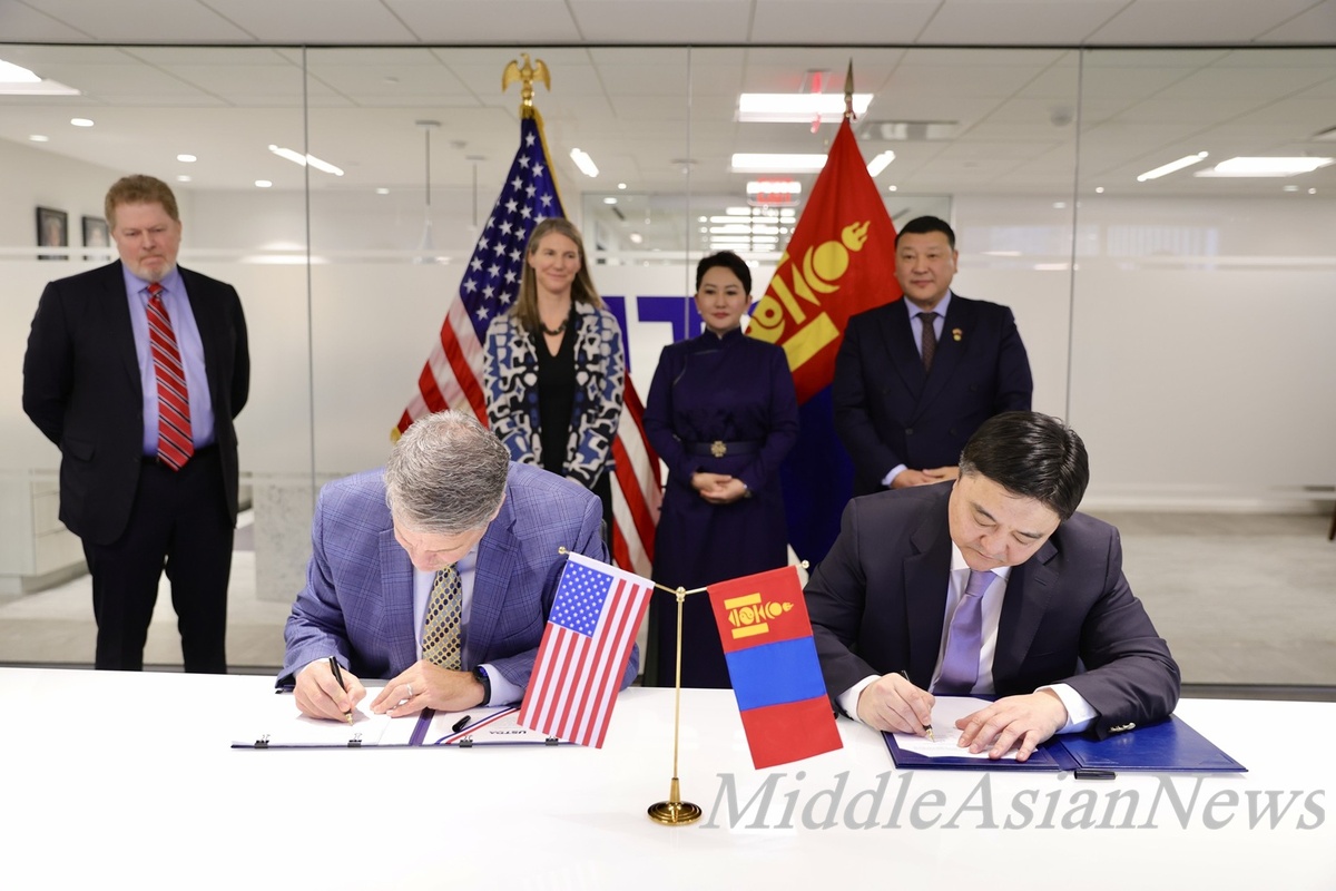 слева: Томас Харди и Ганболд Гочоо