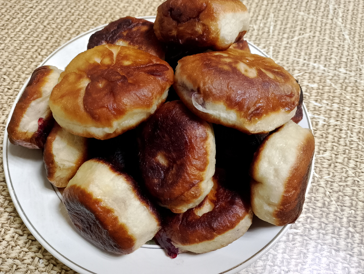 Фото 📷 автора.Брусничный фейерверк: сочные пончики к чаю